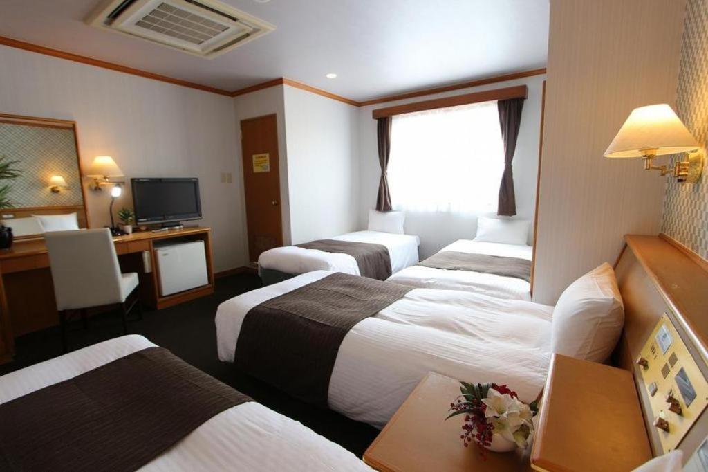 Hotel Livemax Budget Naha Tomarikou Bagian luar foto