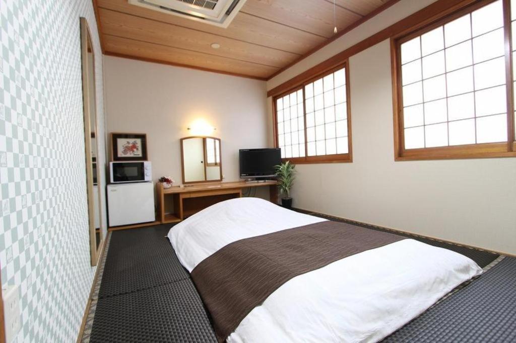 Hotel Livemax Budget Naha Tomarikou Bagian luar foto