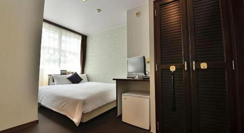 Hotel Livemax Budget Naha Tomarikou Bagian luar foto