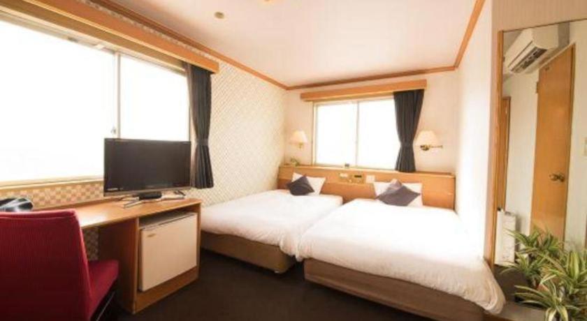 Hotel Livemax Budget Naha Tomarikou Bagian luar foto